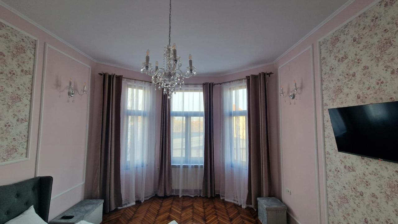 Uvs Central Luxury Apartment Oradea Exterior photo
